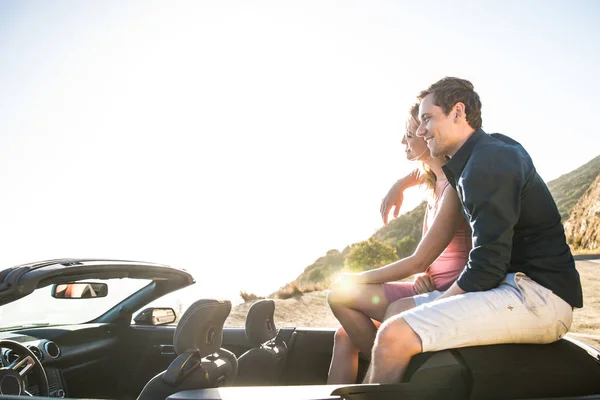 Pareja en coche descapotable — Foto de Stock