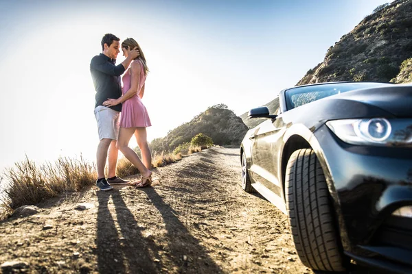 Pareja cerca de coche descapotable — Foto de Stock