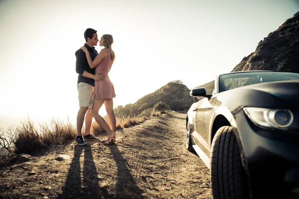 Pareja cerca de coche descapotable — Foto de Stock