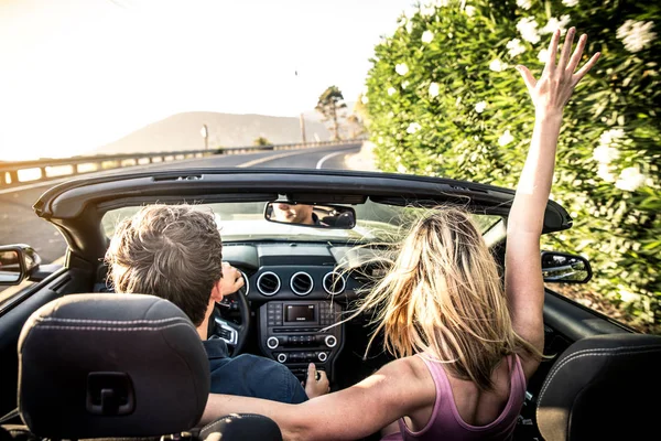 Pareja en coche descapotable — Foto de Stock