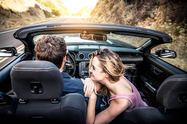 Couple en voiture convertible — Photo