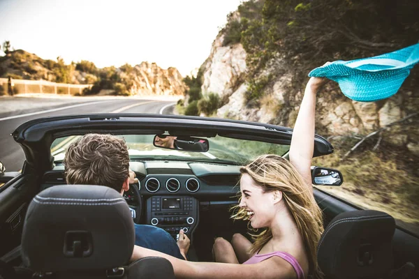 Pareja en coche descapotable — Foto de Stock