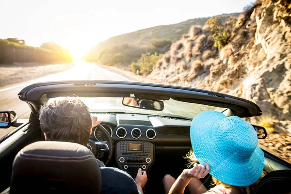 Casal em carro conversível — Fotografia de Stock