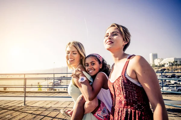 Madri felici con bambino — Foto Stock