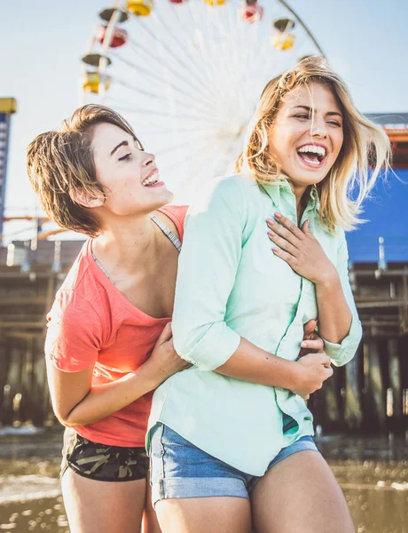 Coppia incontri sulla spiaggia — Foto Stock