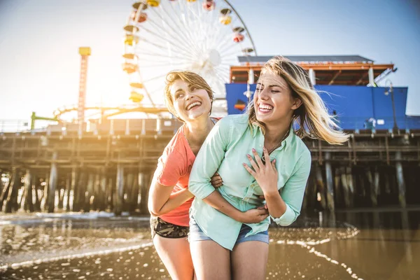 Coppia incontri sulla spiaggia — Foto Stock