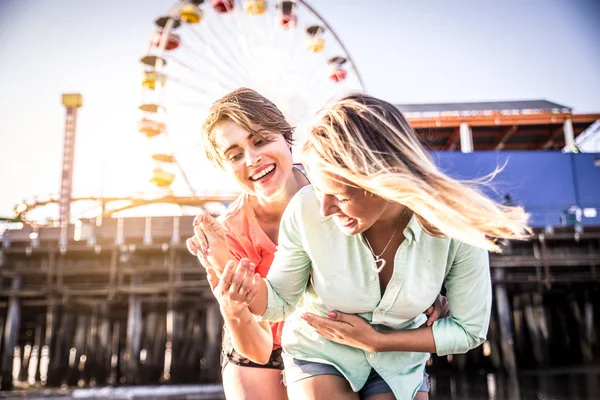 Paar dating op strand — Stockfoto