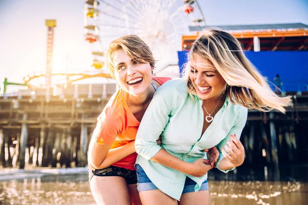 Paar dating op strand — Stockfoto