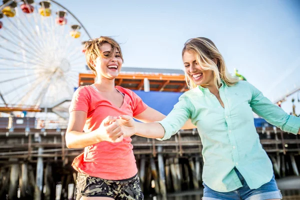 Paar beim Dating am Strand — Stockfoto