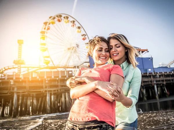 Paar dating op strand — Stockfoto