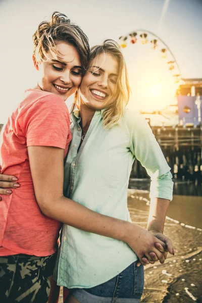 Coppia incontri sulla spiaggia — Foto Stock