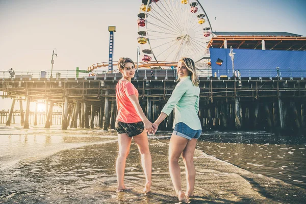 Couple sortir ensemble sur la plage — Photo