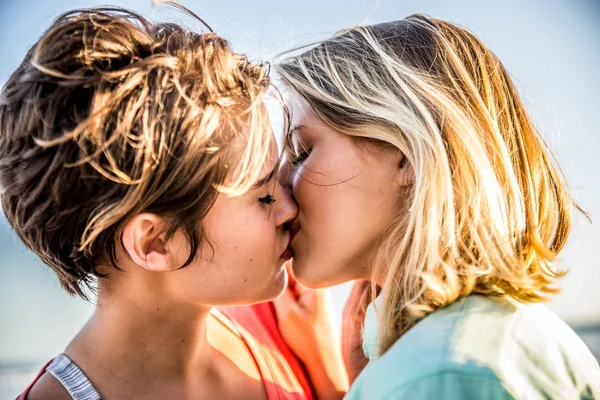 Paar dating op strand — Stockfoto