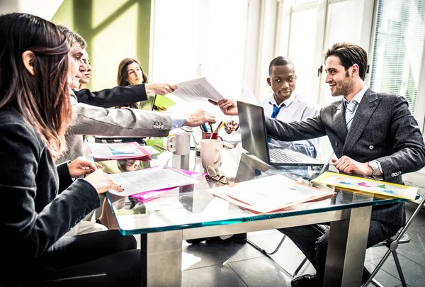 Équipe d'affaires au bureau — Photo