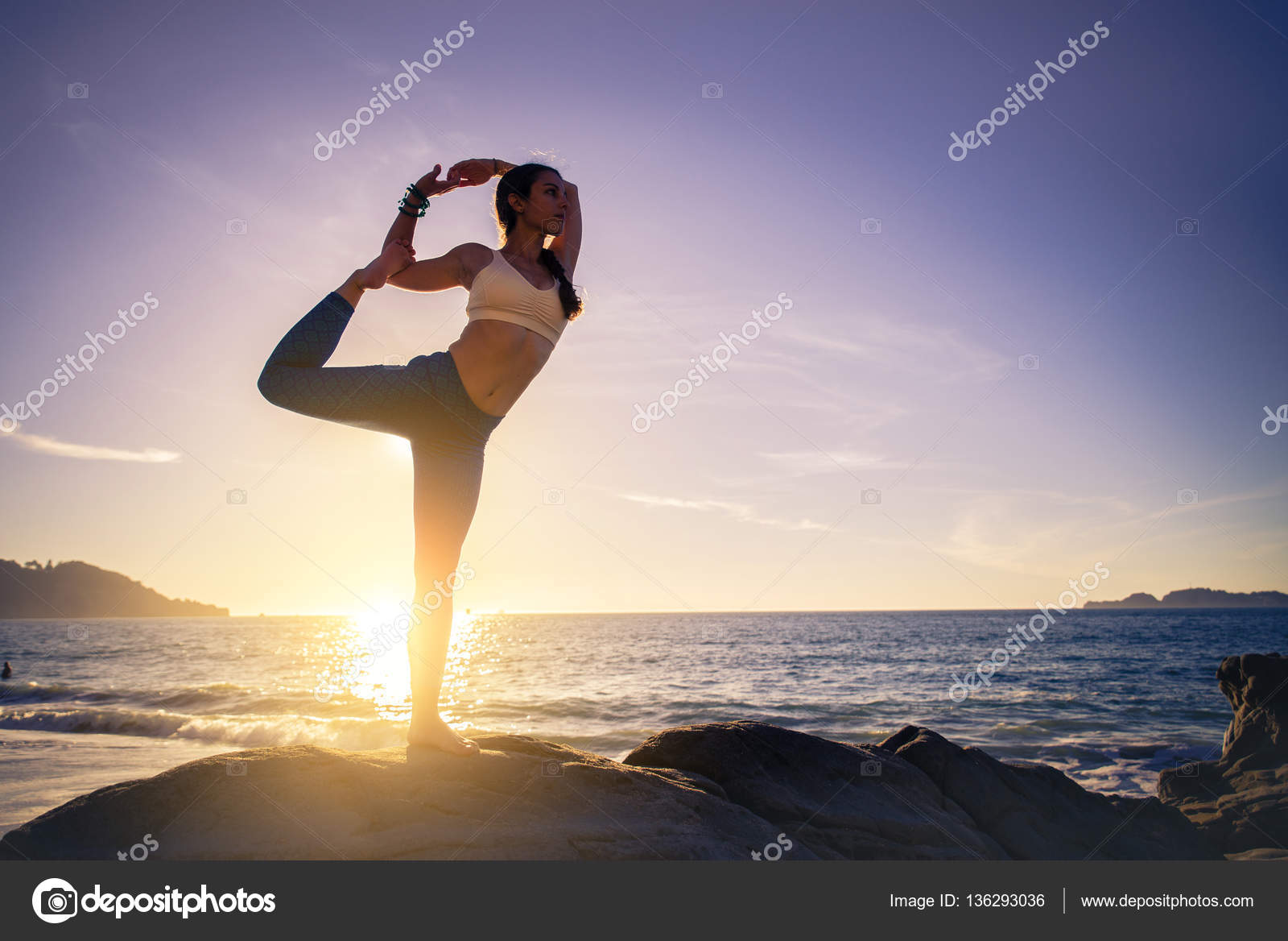 Mulher praticando Yoga na praia fotos, imagens de © oneinchpunch