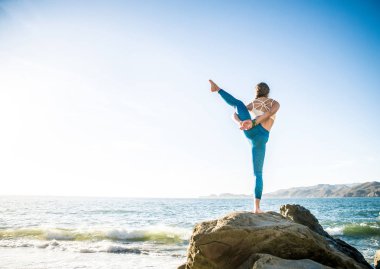 Sahilde kadın pratik yoga 