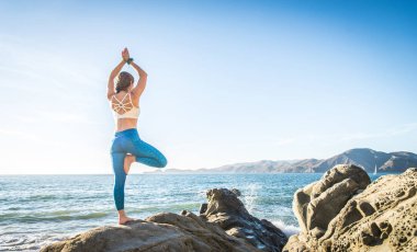 Sahilde kadın pratik yoga 