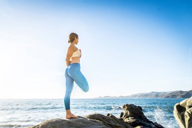 Sahilde kadın pratik yoga 
