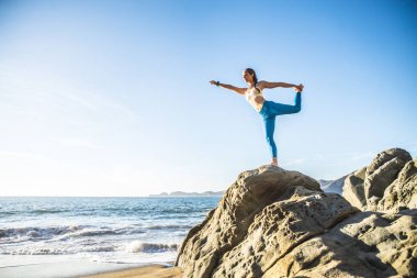 Sahilde kadın pratik yoga 