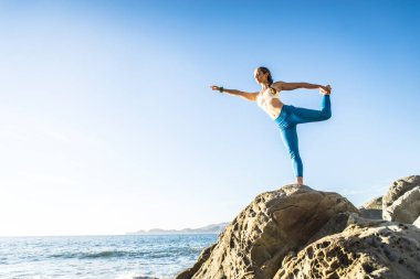 Sahilde kadın pratik yoga 