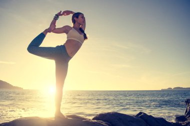 Sahilde kadın pratik yoga 