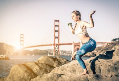 Sahilde kadın pratik yoga 