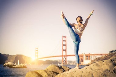 Sahilde kadın pratik yoga 