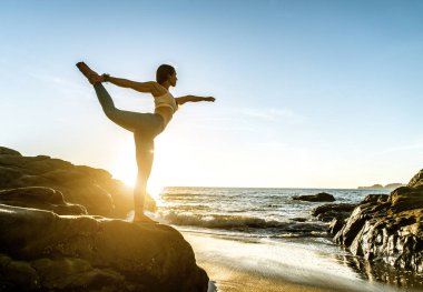 Sahilde kadın pratik yoga 