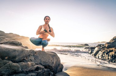 Sahilde kadın pratik yoga 