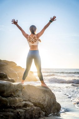 Sahilde kadın pratik yoga 