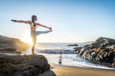 Sahilde kadın pratik yoga 