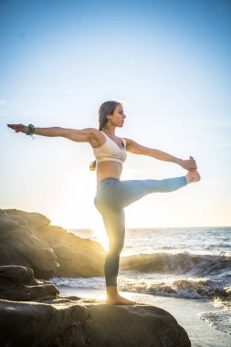 Sahilde kadın pratik yoga 