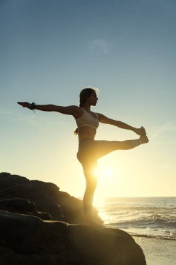 Sahilde kadın pratik yoga 