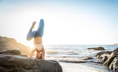 Sahilde kadın pratik yoga 