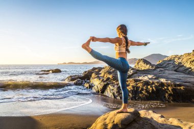 Sahilde kadın pratik yoga 