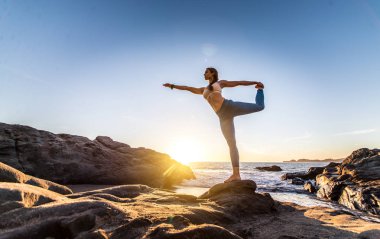Sahilde kadın pratik yoga 