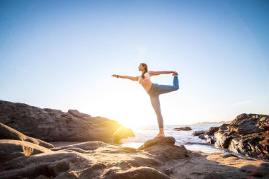 Sahilde kadın pratik yoga 