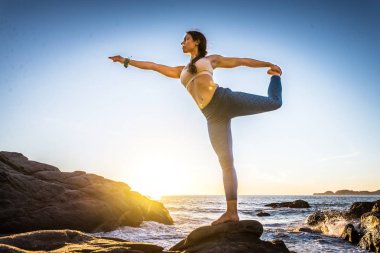 Sahilde kadın pratik yoga 