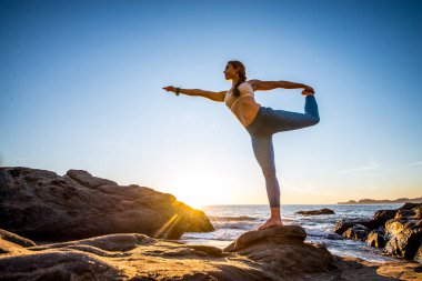 Sahilde kadın pratik yoga 