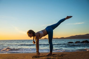 Sahilde kadın pratik yoga 