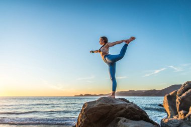 Sahilde kadın pratik yoga 
