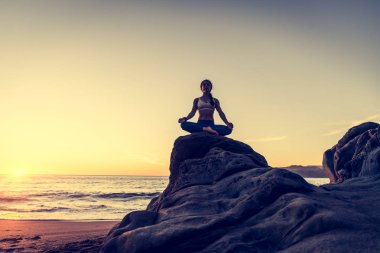 Sahilde kadın pratik yoga 