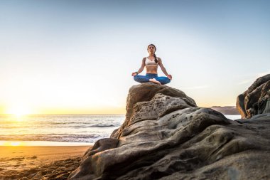 Sahilde kadın pratik yoga 