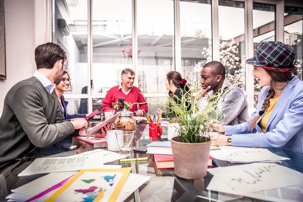 Lluvia de ideas del equipo creativo en la oficina moderna —  Fotos de Stock