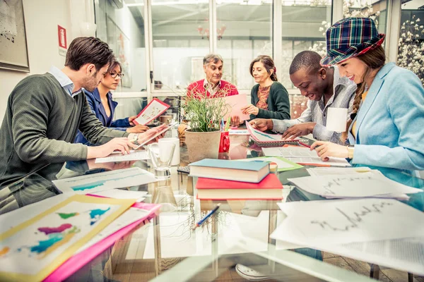 Lluvia de ideas del equipo creativo en la oficina moderna — Foto de Stock