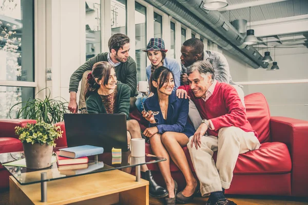 Kreativa team brainstorming i moderna kontor — Stockfoto