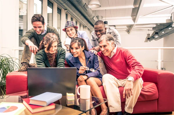 Lluvia de ideas del equipo creativo en la oficina moderna — Foto de Stock