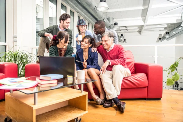 Lluvia de ideas del equipo creativo en la oficina moderna — Foto de Stock