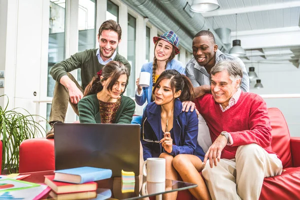 Kreatives Team Brainstorming im modernen Büro — Stockfoto