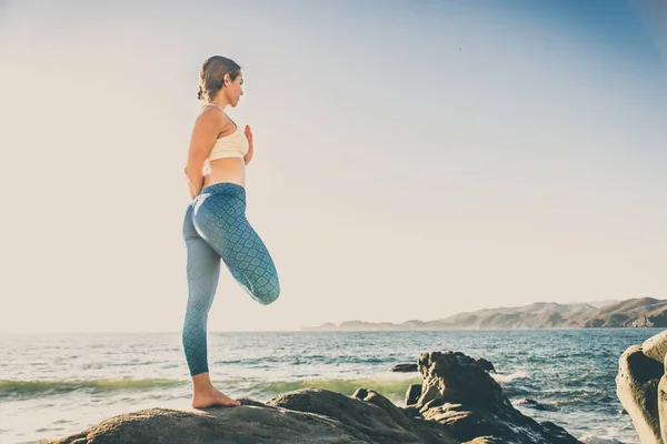 Nő a strandon jóga — Stock Fotó